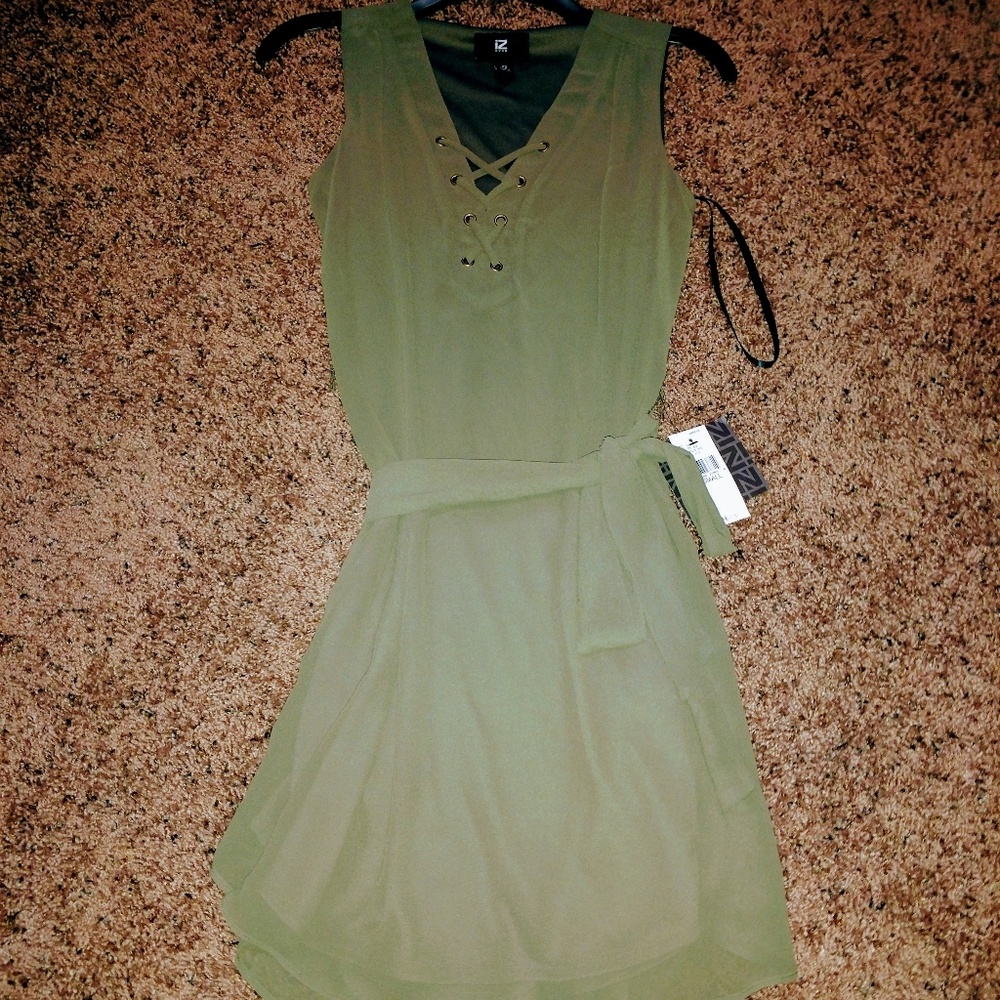 Iz byer dress - Picture 2 of 5